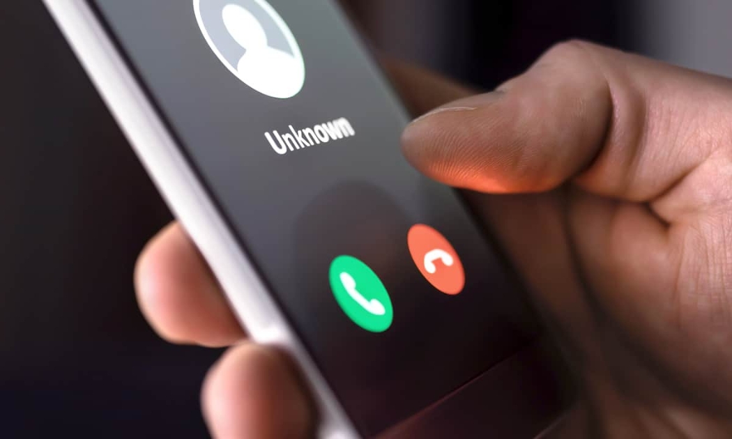 Người dân cần cảnh giác với các cuộc điện thoại có hiển thị số giống Công an, Viện Kiểm sát, Tòa án, Bưu điện, Ngân hàng, Bảo hiểm. (Ảnh minh họa).