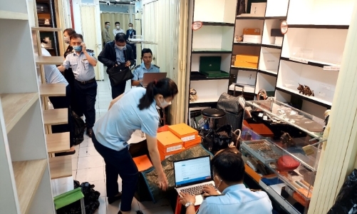 Nhiều tiểu thương TP.HCM “nhờn luật”, thi gan bày bán hàng giả tại các trung tâm thương mại lớn