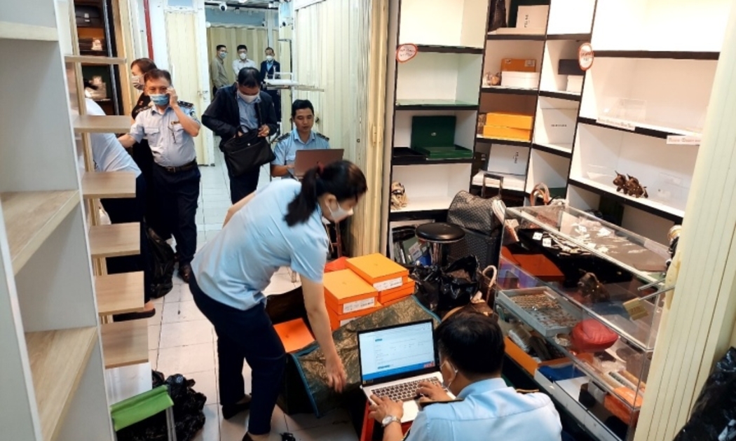 Các cơ quan chức năng liên tục phát hiện hàng hóa nghi giả, nhái với số lượng lớn tại các trung tâm thương mại TP HCM