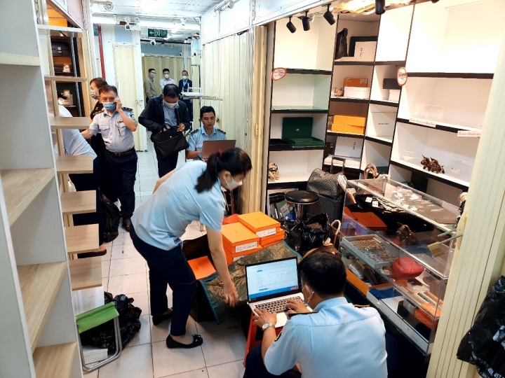 Các cơ quan chức năng liên tục phát hiện hàng hóa nghi giả, nhái với số lượng lớn tại các trung tâm thương mại TP HCM