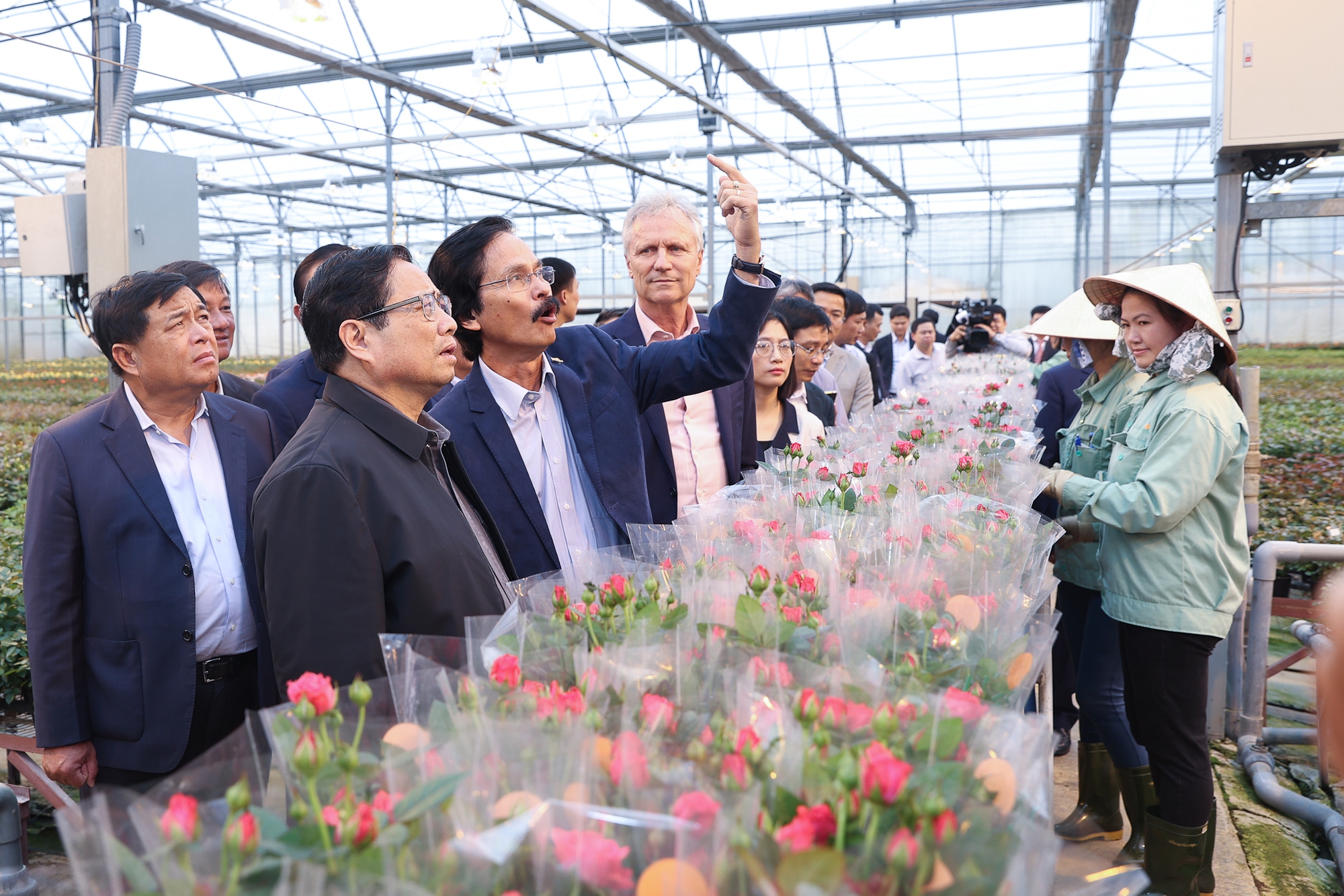 Thủ tướng Phạm Minh Chính đến thăm hỏi, động viên người lao động tại sản xuất tại công ty Dalat Hasfarm - Ảnh: VGP