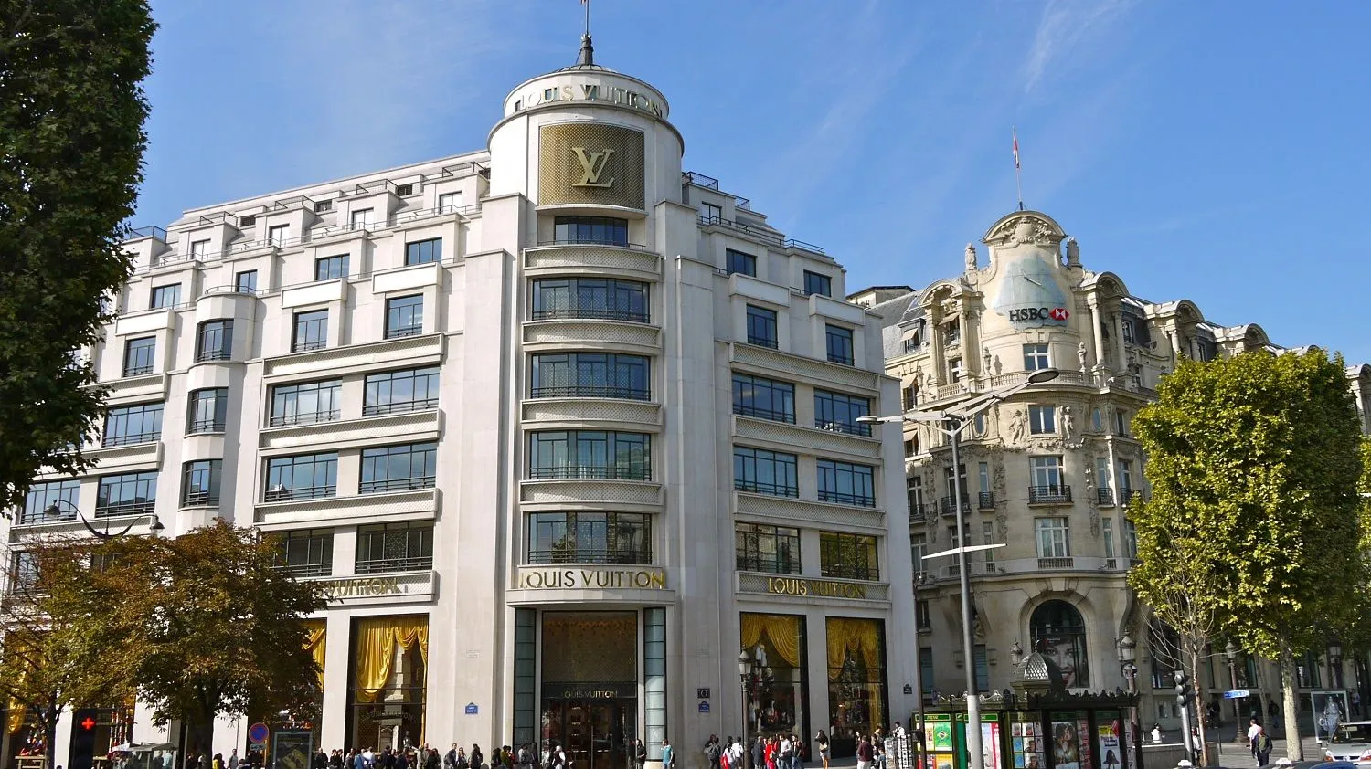 Cửa hàng Louis Vuitton tại Champs-Élysées ở Paris.
