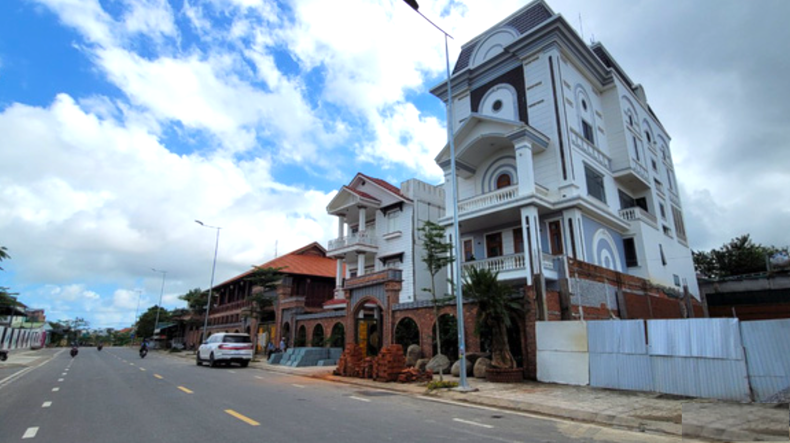 Tòa biệt thự có vị trị tại phường Chánh Lộ, TP. Quảng Ngãi, tỉnh Quảng Ngãi.