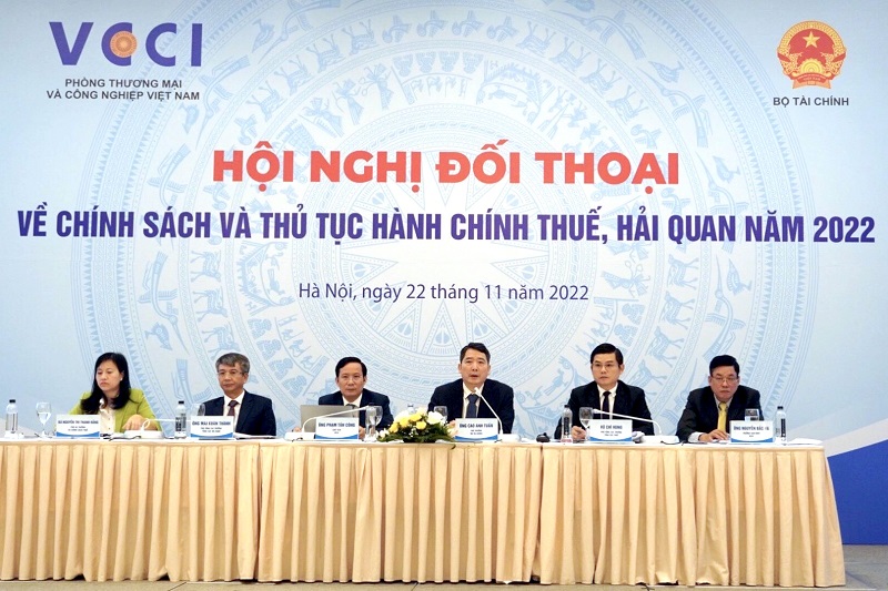 Thứ trưởng Cao Anh Tuấn (người thứ ba từ phải sang) giải đ&aacute;p c&aacute;c băn khoăn của doanh nghiệp tại hội nghị.