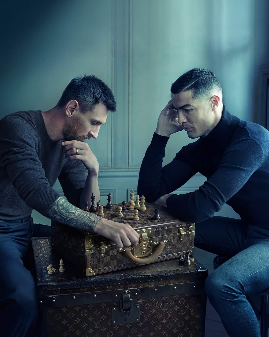Tái hiện một màn cờ vua, chiến dịch quảng cáo của Louis Vuitton quy tụ hai cầu thủ vàng trong lịch sử bóng đá Critiano Ronaldo và Lionel Messi.