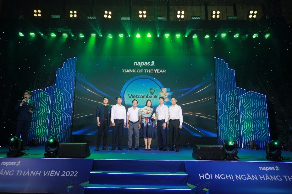Tổng thư ký Hiệp hội Ngân hàng và Ban lãnh đạo NAPAS trên sân khấu trao giải Ngân hàng xuất sắc năm 2022 cho đại diện Vietcombank.