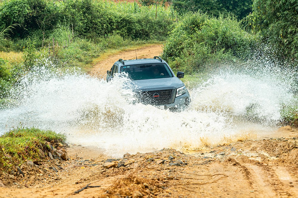 Nissan Navara Pro4X 2022 đã khiến chị Rainy Hoàng Yến rất ấn tượng bởi khả năng vận hành và sức mạnh trước những cung đường khó.