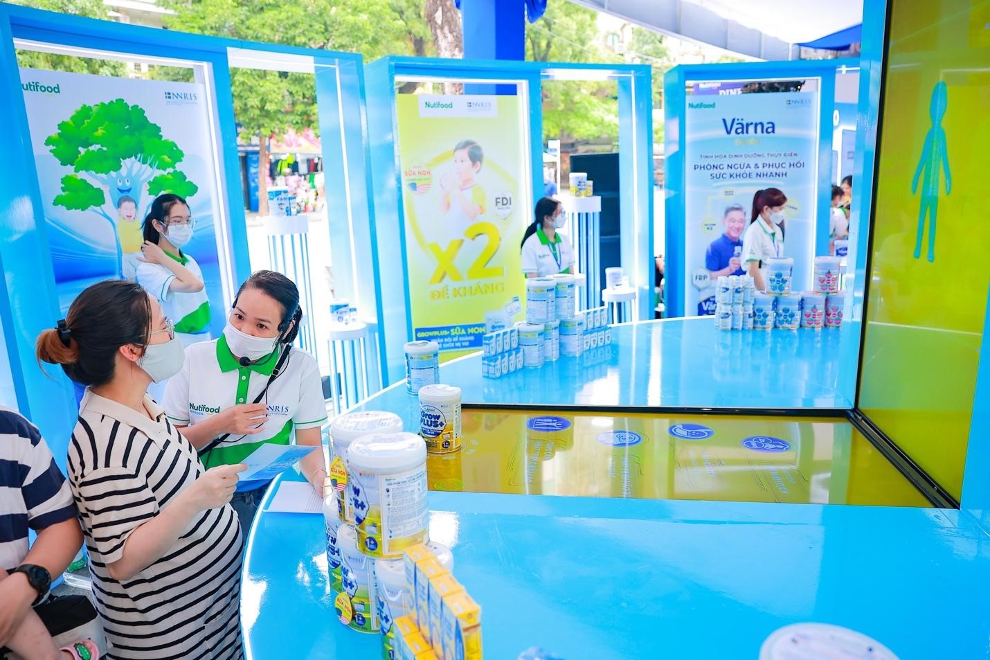 Người tham gia sự kiện được tư vấn tận tình về nguồn gốc sản phẩm, cũng như các công thức chuyên biệt mà NNRIS nghiên cứu và tạo nên các giải pháp dinh dưỡng dành cho người Việt.