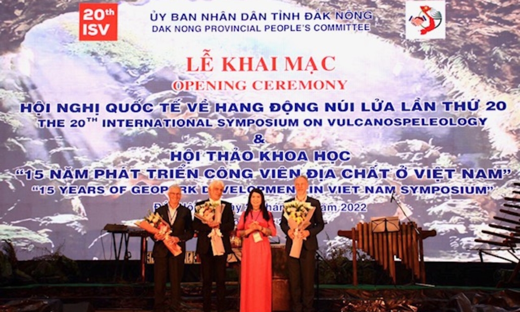 Đại diện tỉnh Đắk Nông tặng hoa cho đại diện các tổ chức quốc tế tham dự Hội nghị quốc tế về Hang động núi lửa lần thứ 20