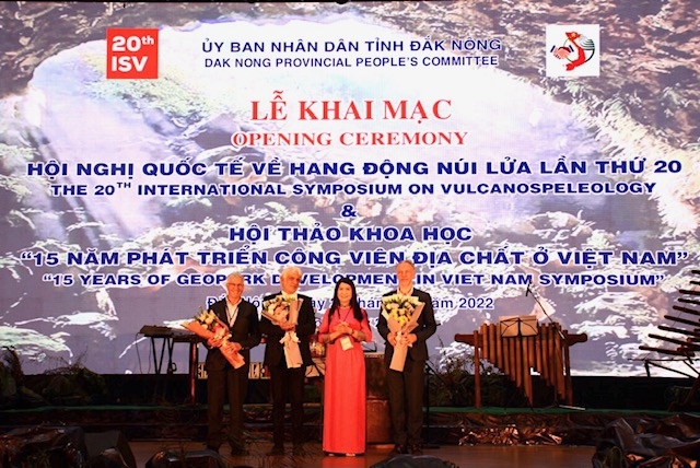 Đại diện tỉnh Đắk Nông tặng hoa cho đại diện các tổ chức quốc tế tham dự Hội nghị quốc tế về Hang động núi lửa lần thứ 20