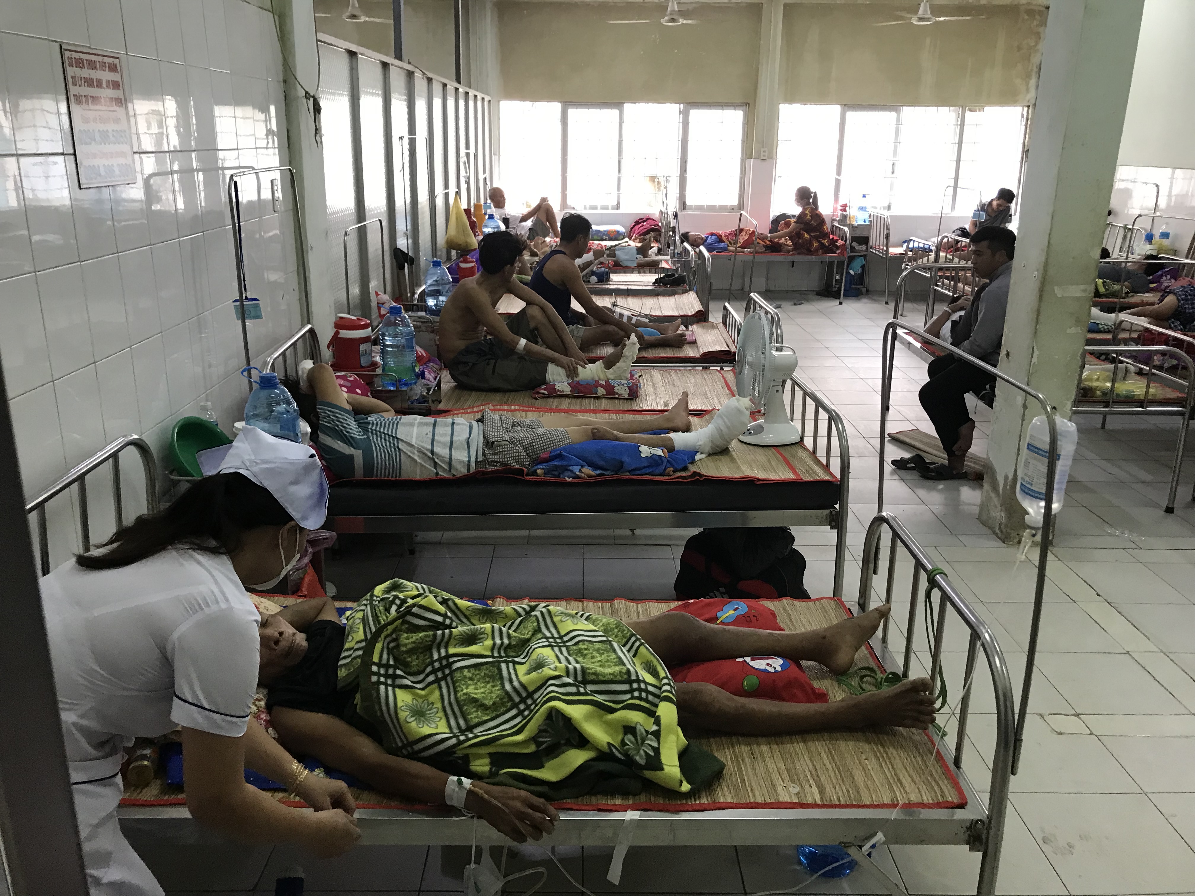 Bệnh nh&acirc;n Nguyễn Văn Nghịch đ&atilde; điều trị hơn 20 ng&agrave;y tại Bệnh viện Đa khoa tỉnh Tr&agrave; Vinh. Ảnh: Dũng Hiếu.