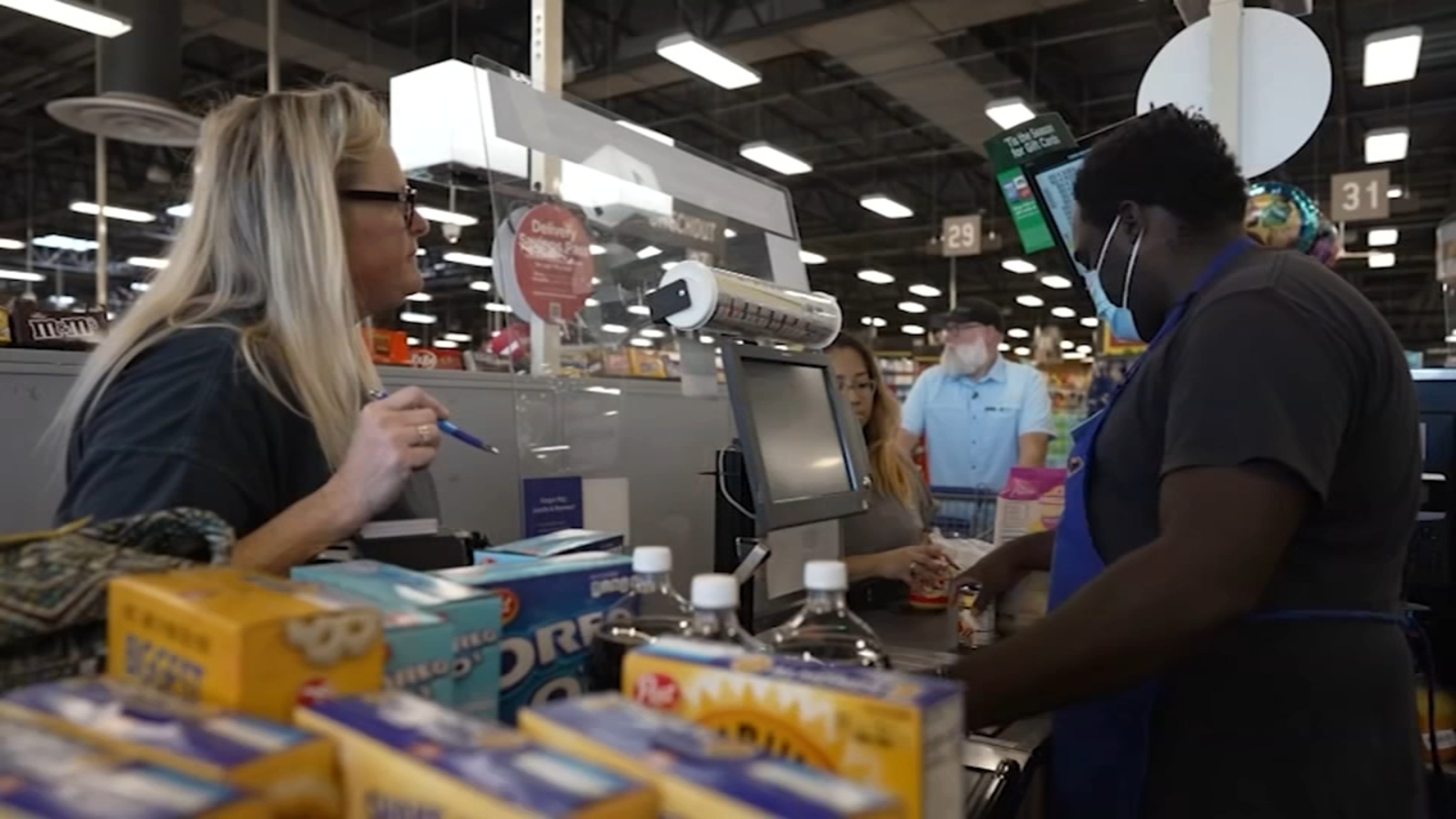 Khoảng 25% người ti&ecirc;u d&ugrave;ng sẽ chọn c&aacute;c loại h&agrave;ng h&oacute;a phi&ecirc;n bản gi&aacute; rẻ hoặc qu&agrave; tặng thiết thực.