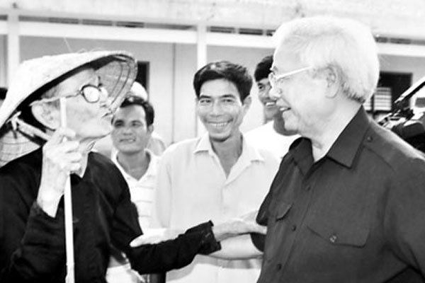 Cố Thủ tướng V&otilde; Văn Kiệt với người d&acirc;n. Ảnh: Tư liệu.