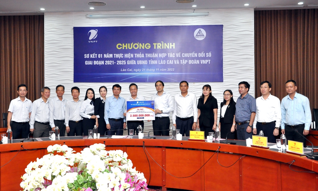 Ông Tô Dũng Thái - Chủ tịch HĐTV Tập đoàn VNPT trao số tiền 2,5 tỷ đồng để hỗ trợ Lào Cai xóa nhà tạm cho 50 hộ nghèo huyện Bảo Yên, Lào Cai.