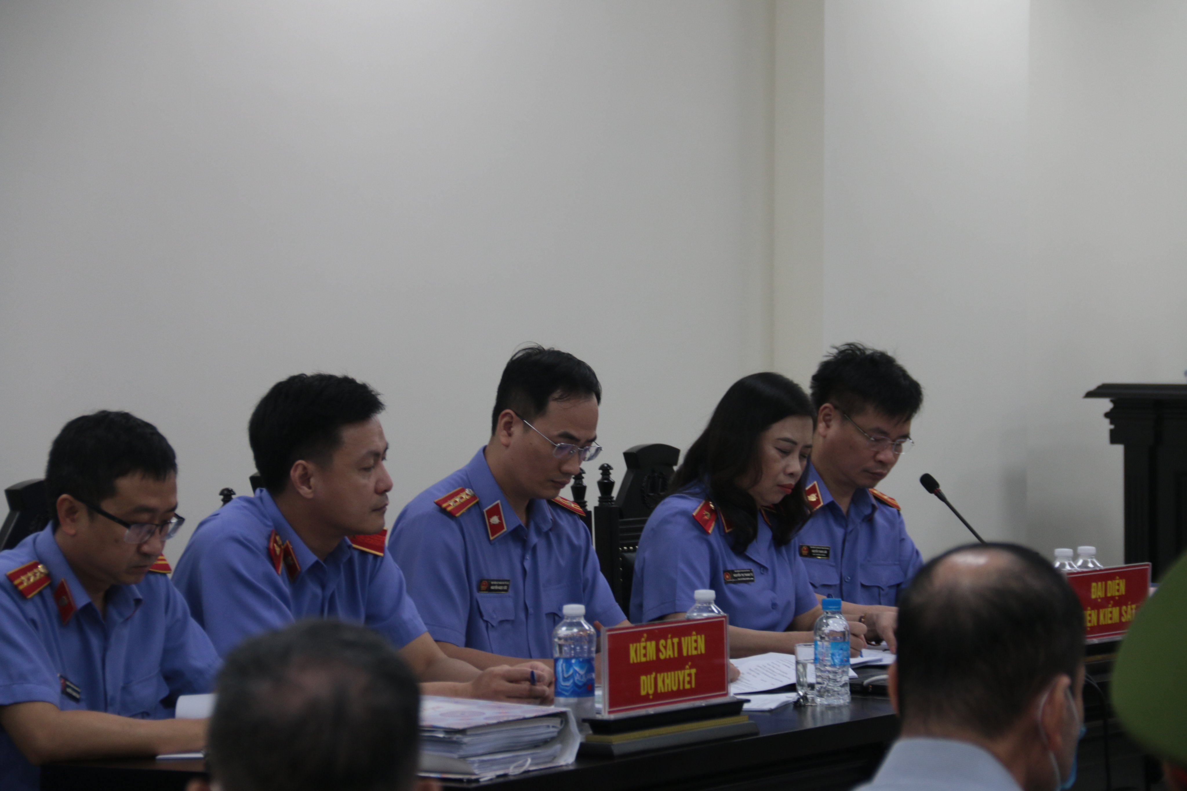 Đại diện Viện kiểm sát tham gia công tố tại tòa án.