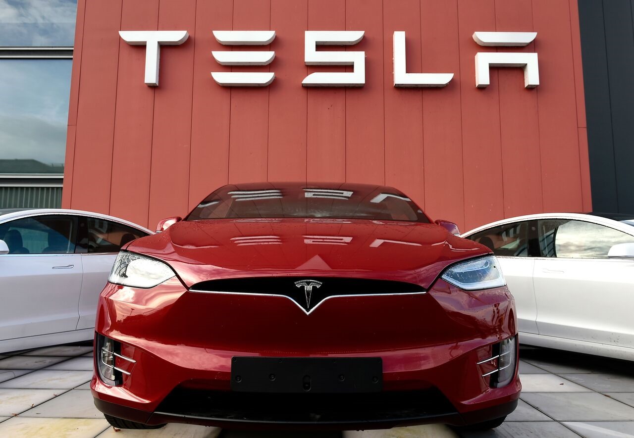 Tesla thu hồi hơn 321.000 xe do sự cố phần mềm đèn chiếu hậu - Nhịp sống  kinh tế Việt Nam & Thế giới