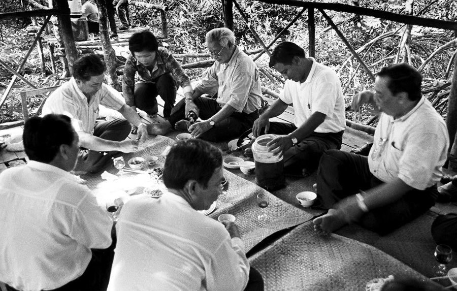 Cố Thủ tướng V&otilde; Văn Kiệt (đi đầu) thăm L&acirc;m trường 184, huyện Ngọc Hiển. Ảnh: Thanh Quang.