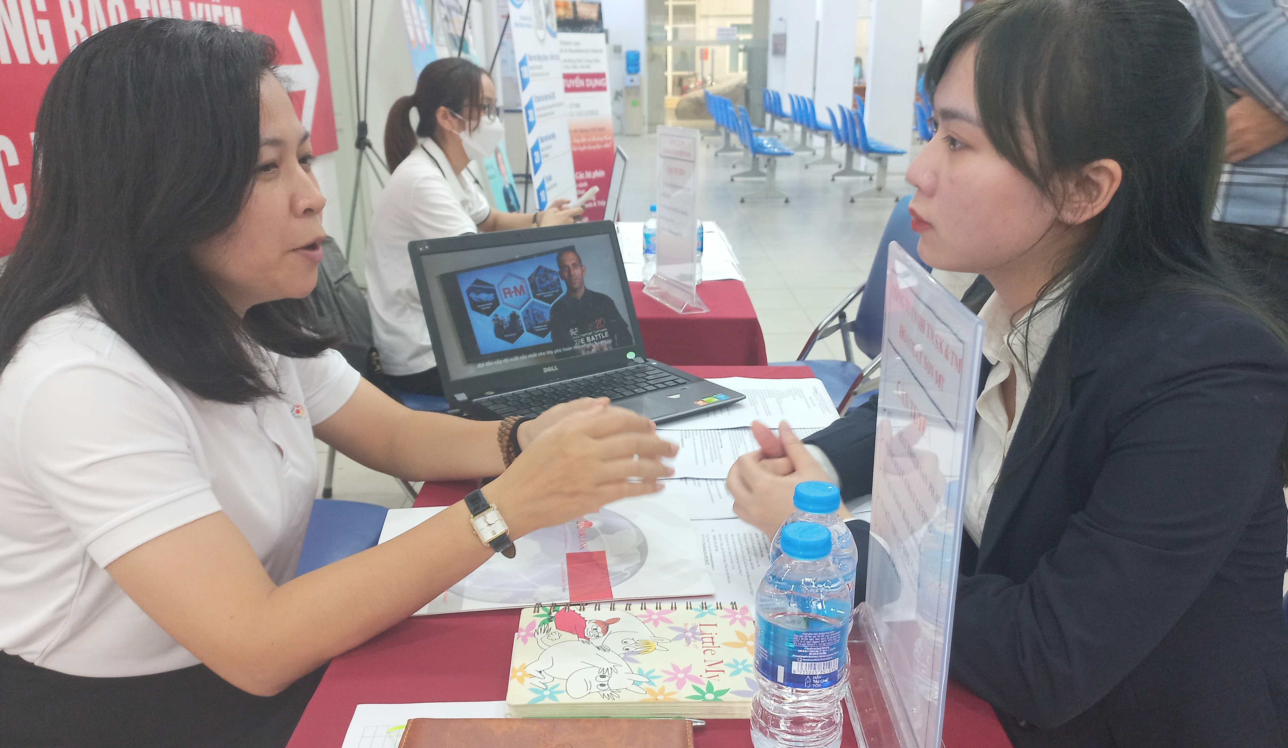 Kết nối, tư vấn giới thiệu việc l&agrave;m qua c&aacute;c phi&ecirc;n giao dịch việc l&agrave;m. Ảnh - N.Dương.