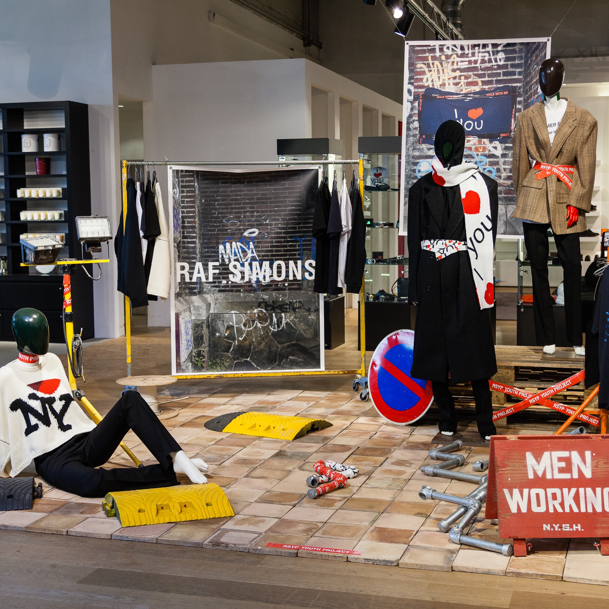 Với thương hiệu riêng mang tên mình, Raf Simons đã tạo ra những trang phục phi giới tính chịu ảnh hưởng của phong cách đường phố đương đại.
