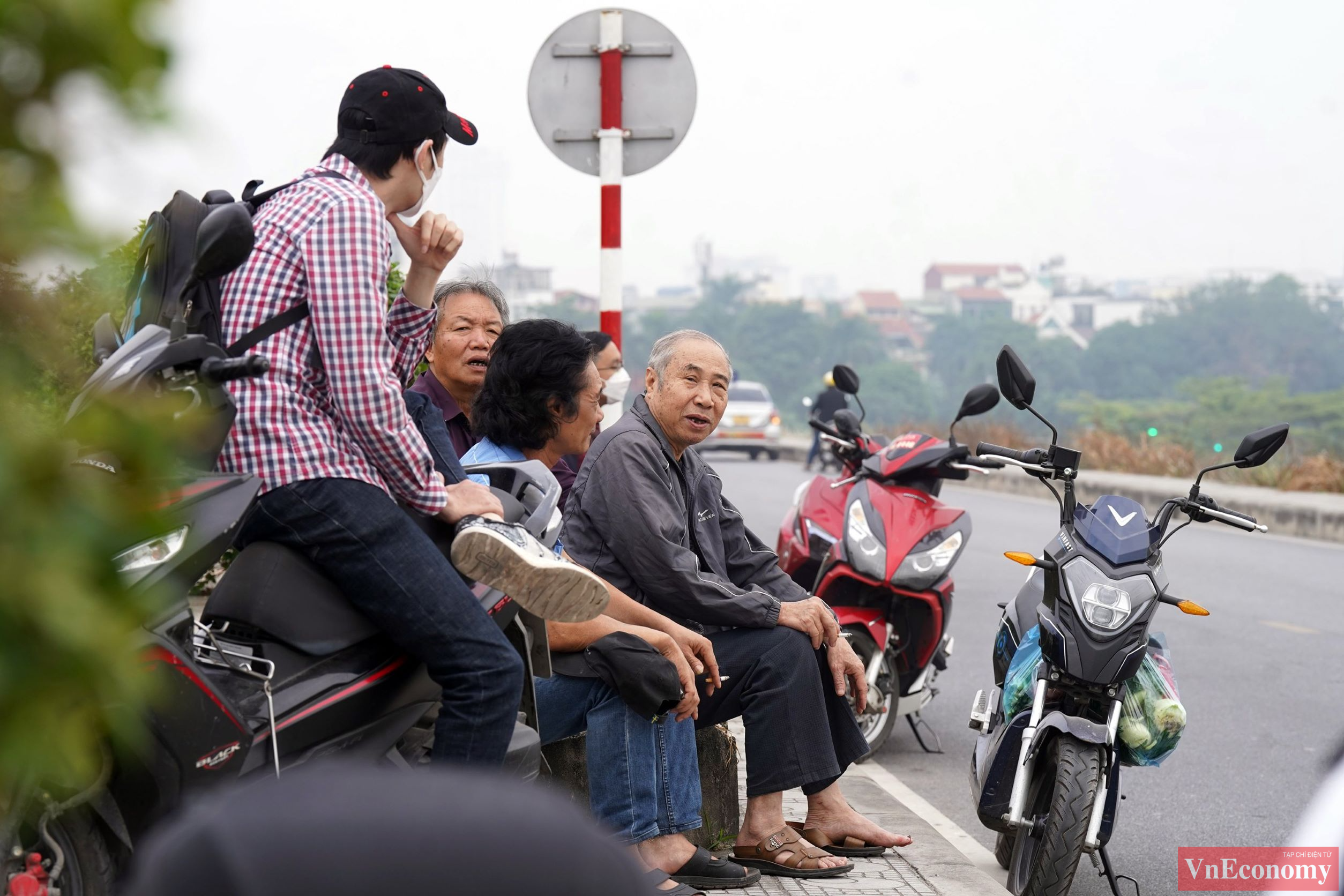Những ngày này, "dậy sớm đi xem bay" đã trở thành một thú vui của nhiều người dân Thủ đô.
