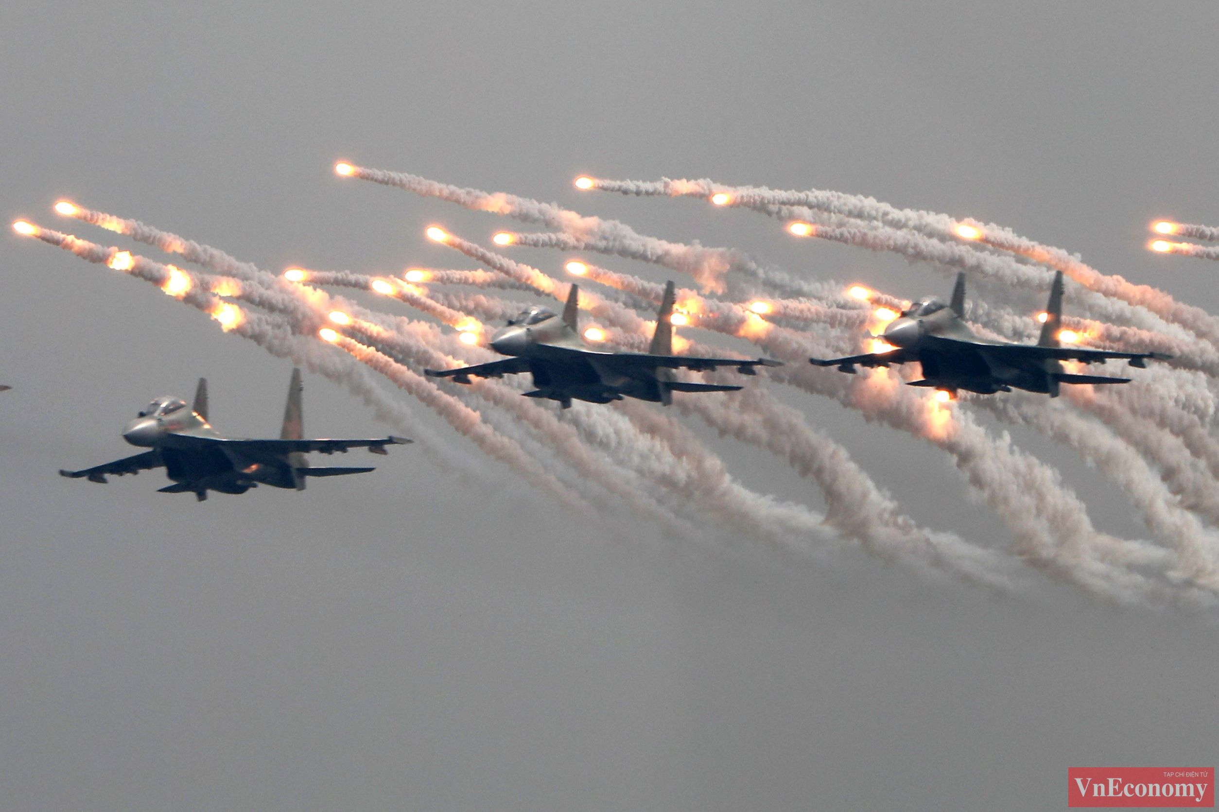 Ấn tượng nhất trong phần trình diễn là màn thả bẫy mỗi nhiệt của 4 tiêm kích Su-30MK2. Trong những năm gần đây, các phi công trẻ của Trung đoàn Không quân 927 đã được tin tưởng giao nhiệm vụ tham gia nhiều đợt thực hành bay bắn đạn thật, ném bom và luôn đạt kết quả giỏi, xuất sắc.