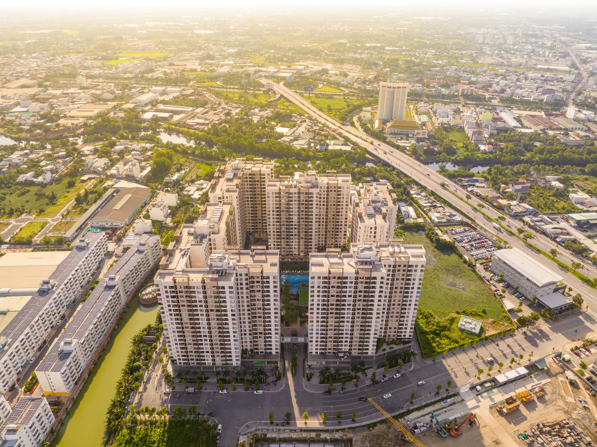 Akari City tọa lạc ở vị trí kết nối trục đại lộ Võ Văn Kiệt, thuận tiện kết nối liên vùng.(Ảnh:Khôi Đặng).