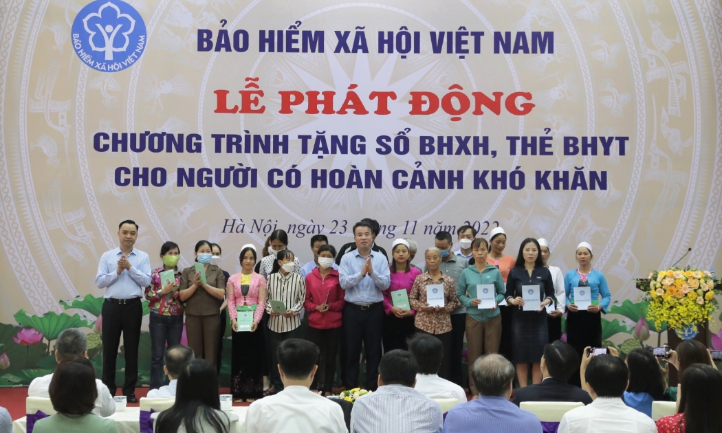 Tổng Giám đốc Nguyễn Thế Mạnh và Phó Chủ tịch chuyên trách Hội đồng quản lý Bảo hiểm xã hội Nguyễn Văn Cường trao tặng sổ bảo hiểm xã hội và thẻ bảo hiểm y tế cho người dân khó khăn.