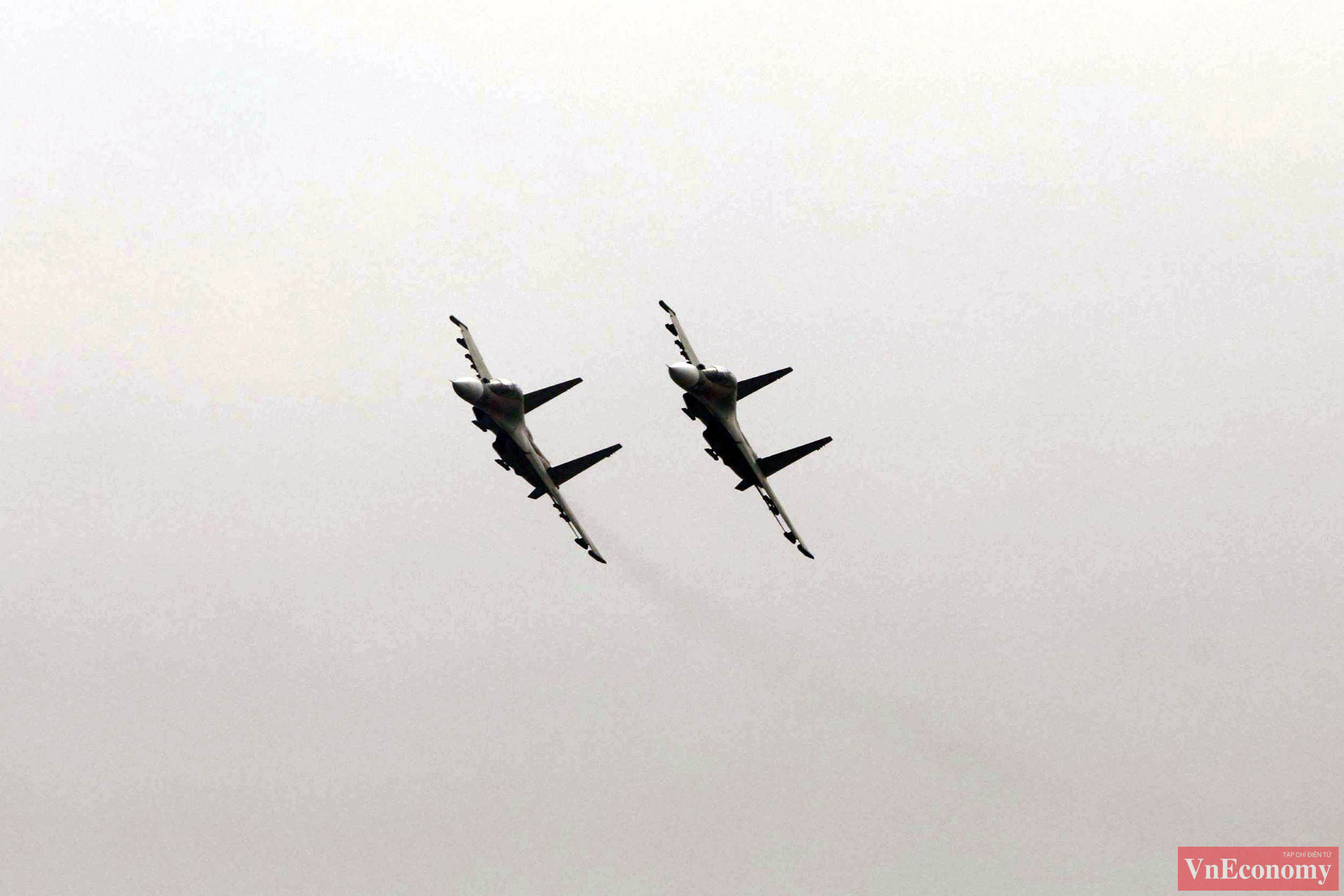 Kế đ&oacute;,&nbsp;từng cặp chiến đấu cơ&nbsp;Su-30MK2 cất c&aacute;nh từ s&acirc;n bay K&eacute;p, Bắc Giang. Chỉ sau v&agrave;i ph&uacute;t bay, bầu trời H&agrave; Nội đ&atilde; ở ngay dưới c&aacute;nh của 4 chiếc Su-30.&nbsp;