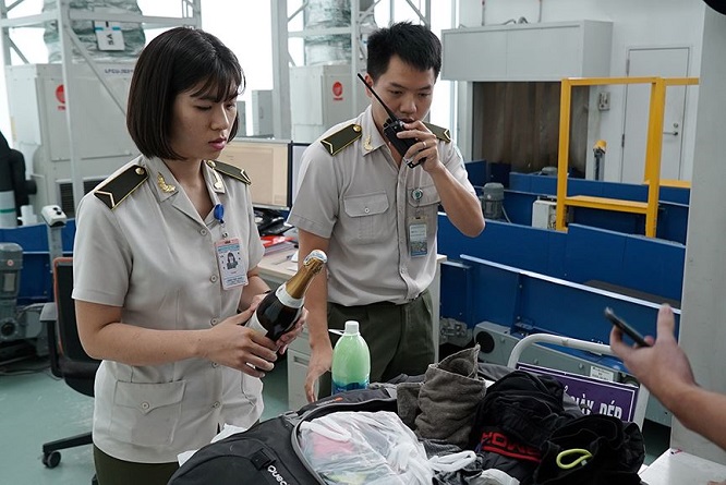Không để các đối tượng lợi dụng để buôn lậu, gian lận thương mại, vận chuyển trái phép hàng hóa qua cảng hàng không quốc tế.