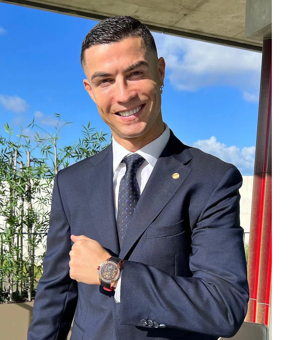 Cristiano Ronaldo tươi cười trong bức ảnh khoe mẫu đồng hồ đặc biệt của mình.