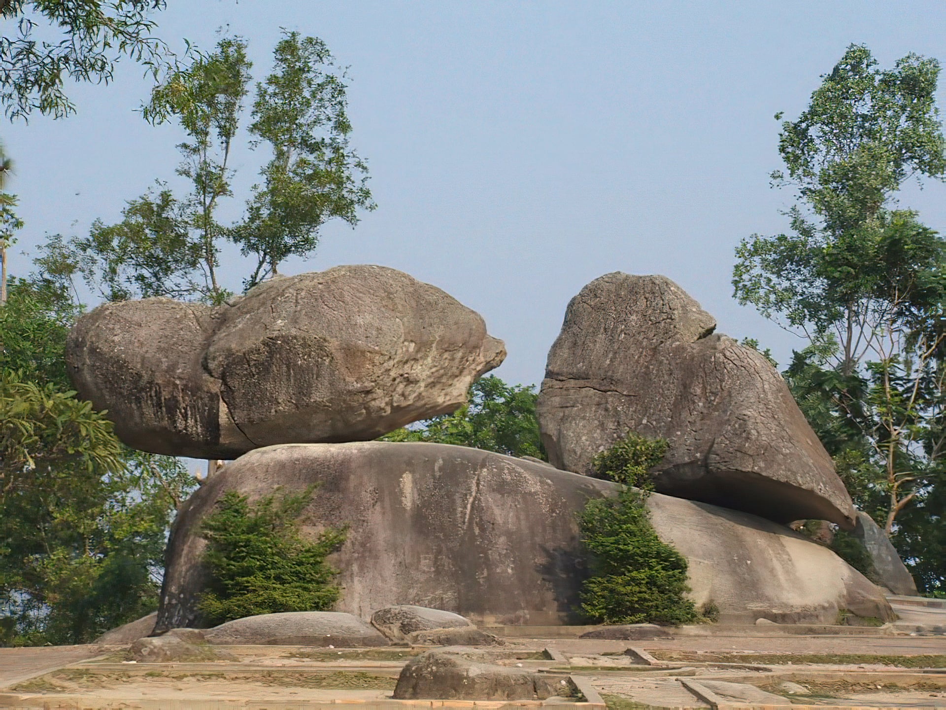 Danh thắng H&ograve;n Trống M&aacute;i