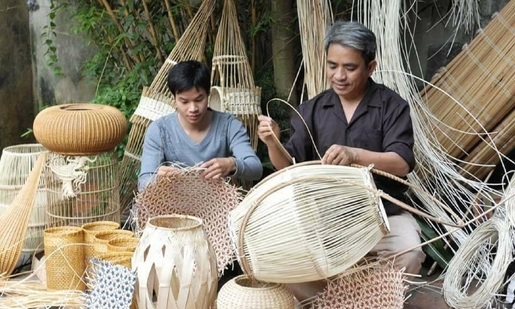 Làm mây tre đan ở Phú Vinh, Hà Nội.