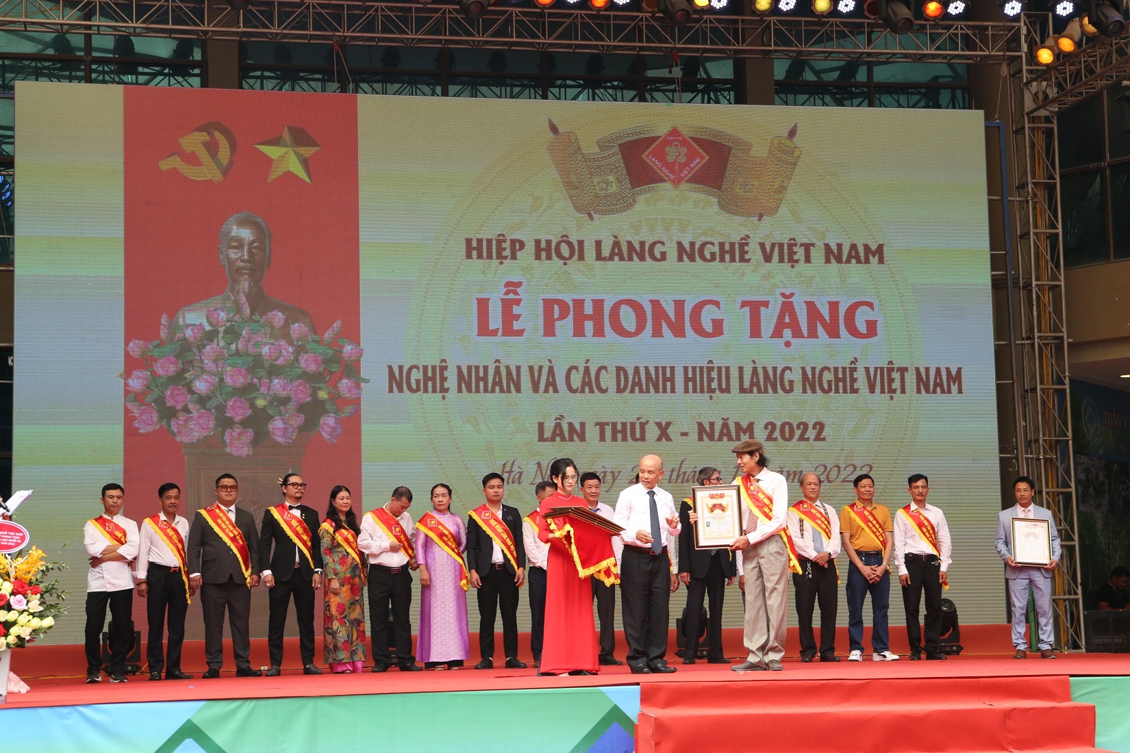 Trao tặng danh hiệu cho c&aacute;c nghệ nh&acirc;n l&agrave;ng nghề.