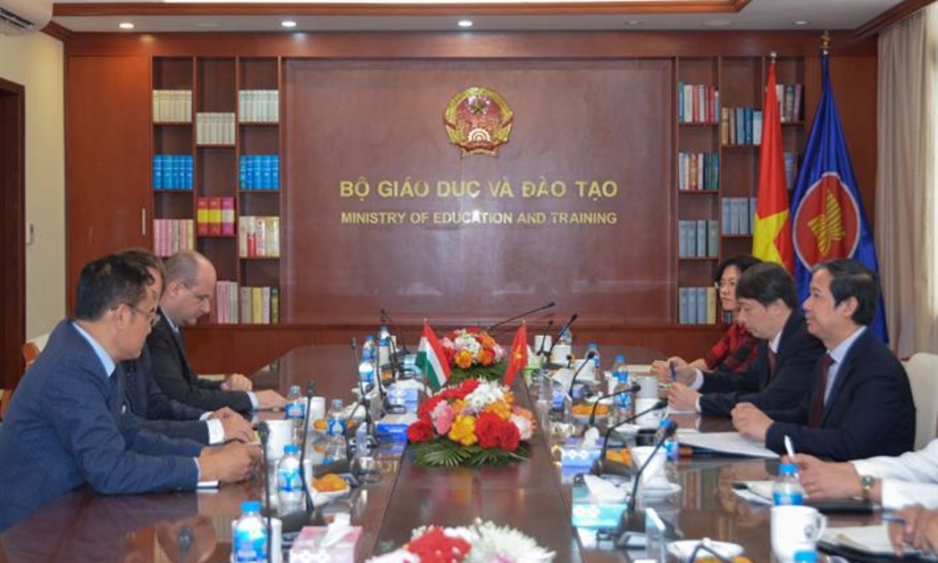 Bộ trưởng Nguyễn Kim Sơn tiếp Đại sứ Hungary. Ảnh: Bộ Giáo dục Đào tạo.