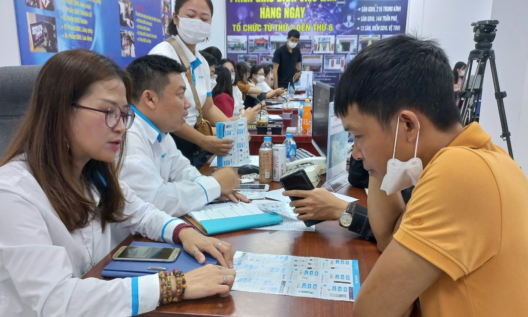 Doanh nghiệp đẩy mạnh tìm kiếm lao động tại các phiên giao dịch việc làm. Ảnh - N.Dương. 