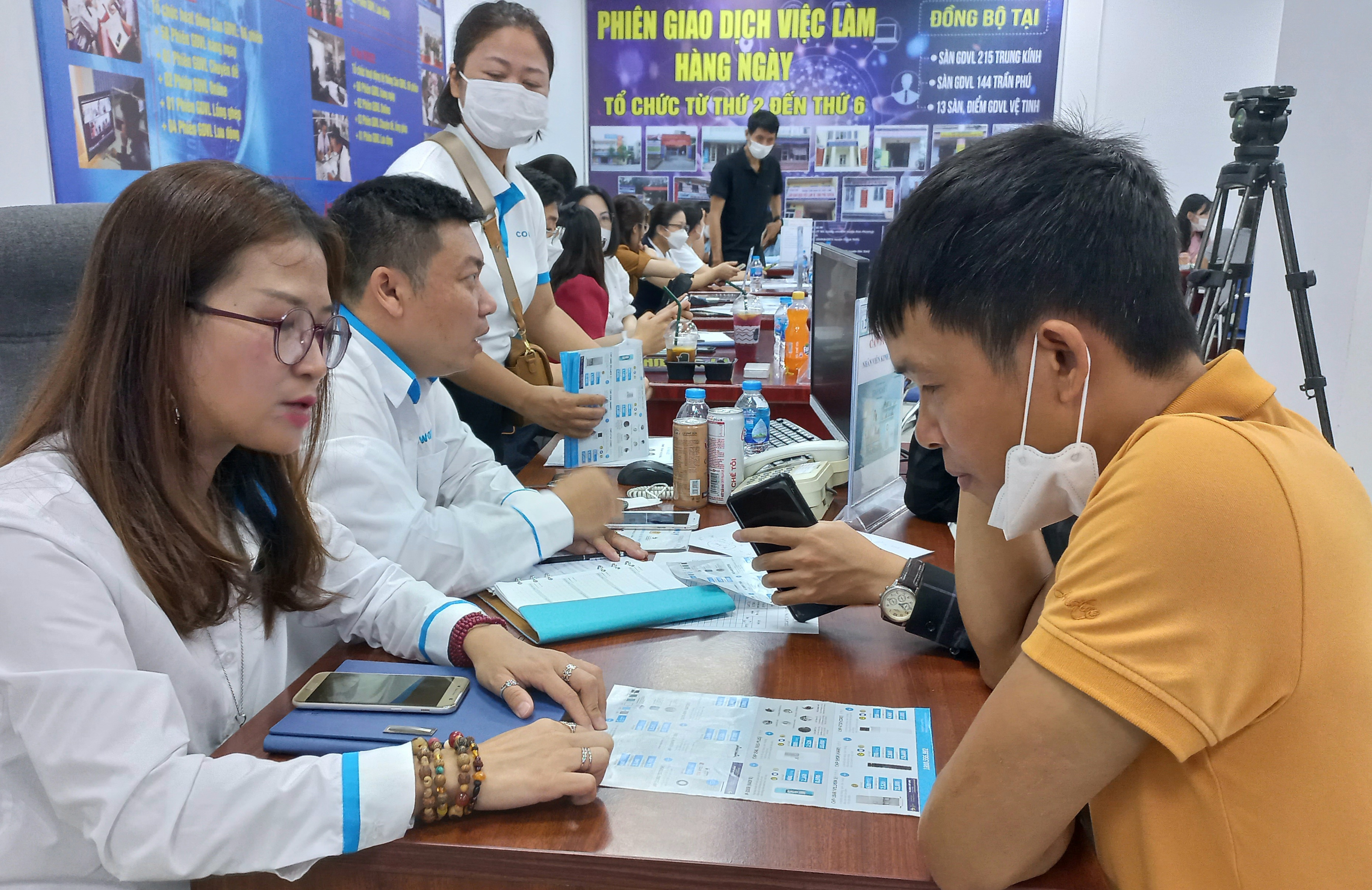 Doanh nghiệp đẩy mạnh tìm kiếm lao động tại các phiên giao dịch việc làm. Ảnh - N.Dương. 