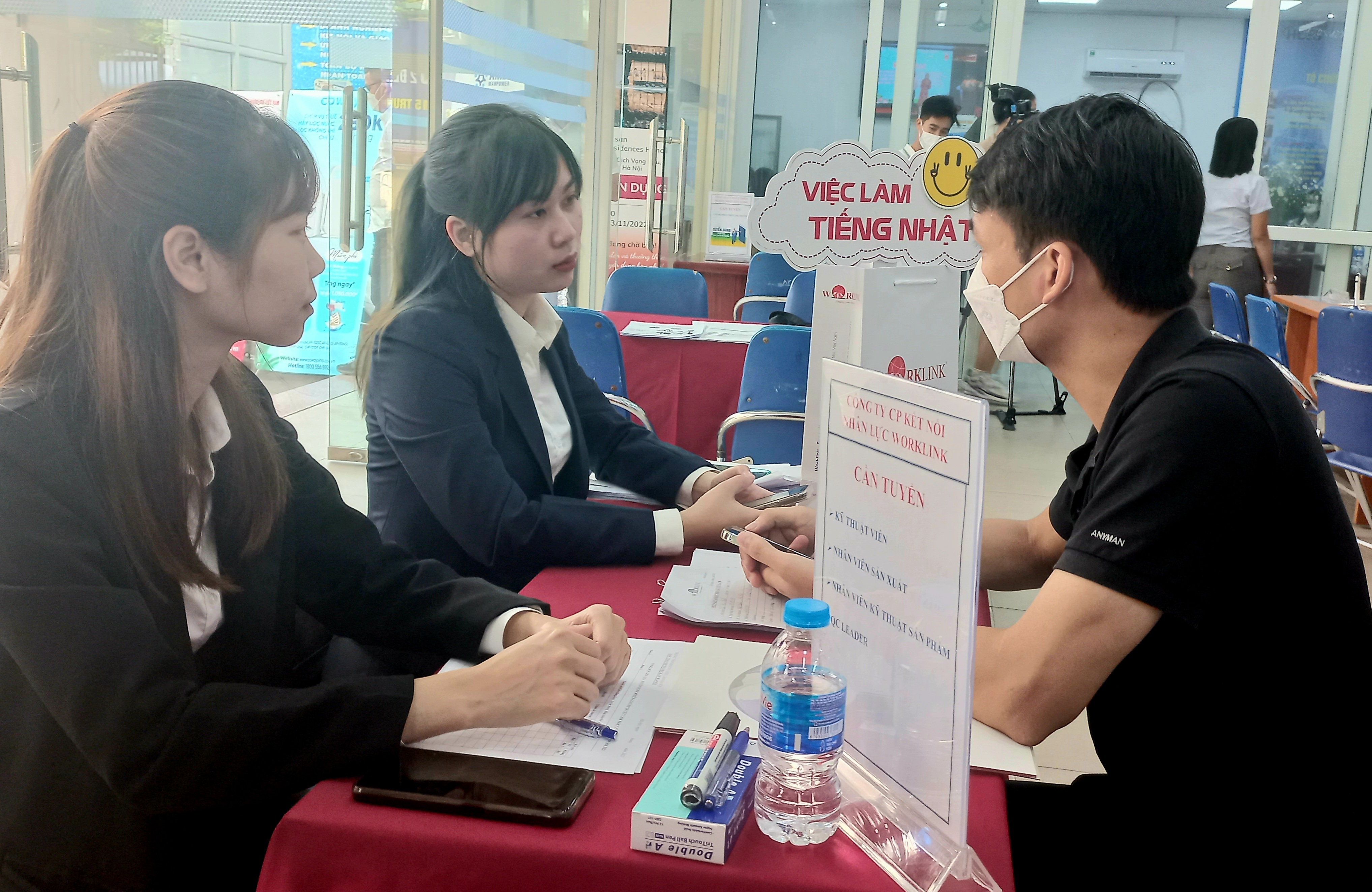 Người lao động t&igrave;m hiểu cơ hội việc l&agrave;m tại một doanh nghiệp nước ngo&agrave;i. Ảnh - N.Dương.&nbsp;