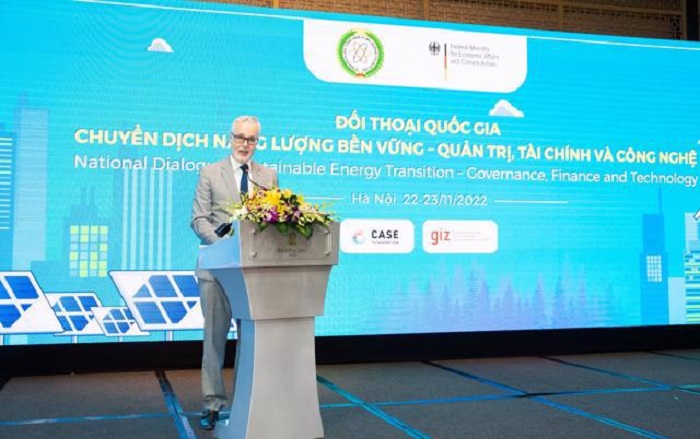 Đại sứ Guido Hildner ph&aacute;t biểu tại Chương tr&igrave;nh đối thoại.