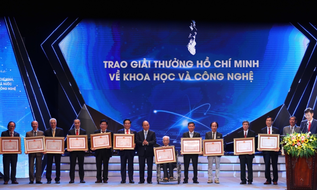 Chủ tịch nước Nguyễn Xuân Phúc trao Giải thưởng Hồ Chí Minh về Khoa học và Công nghệ cho các nhà khoa học.