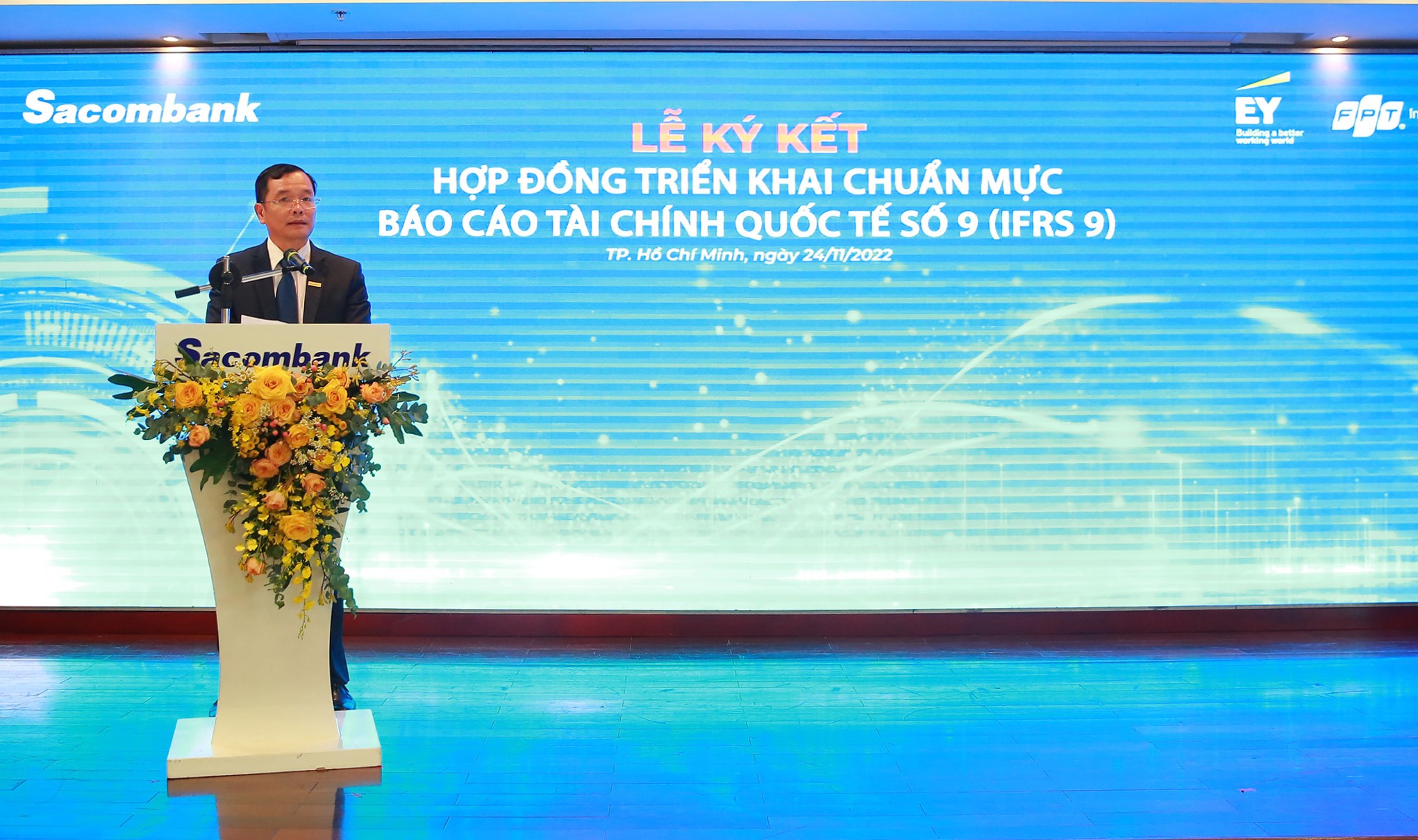 Ông Hà Văn Trung, Phó Tổng giám đốc Sacombank, kiêm Giám đốc Dự án IFRS 9 phát biểu tại sự kiện ký kết.