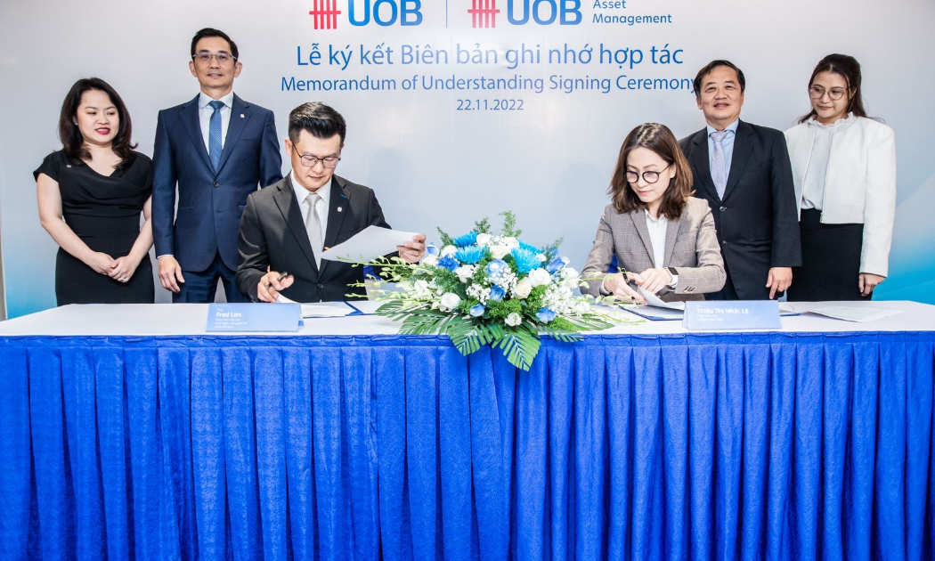 Ông Fred Lim, Giám đốc cấp cao Khối Ngân hàng Bán lẻ, Ngân hàng UOB Việt Nam và Bà Thiều Thị Nhật Lệ, Tổng Giám đốc UOBAM Việt Nam ký Biên bản ghi nhớ hợp tác. 