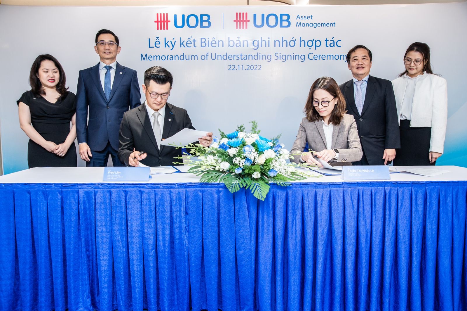Ông Fred Lim, Giám đốc cấp cao Khối Ngân hàng Bán lẻ, Ngân hàng UOB Việt Nam và Bà Thiều Thị Nhật Lệ, Tổng Giám đốc UOBAM Việt Nam ký Biên bản ghi nhớ hợp tác. 