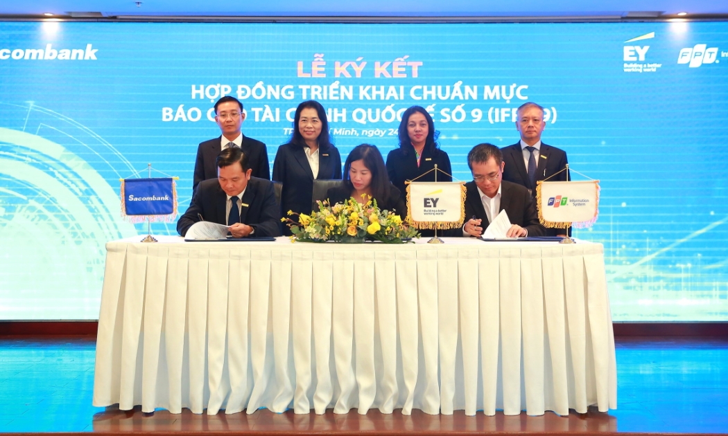 Đại diện Sacombank cùng EY và FPT IS ký kết hợp đồng triển khai chuẩn mực báo cáo tài chính quốc tế số 9 (IFRS 9).
