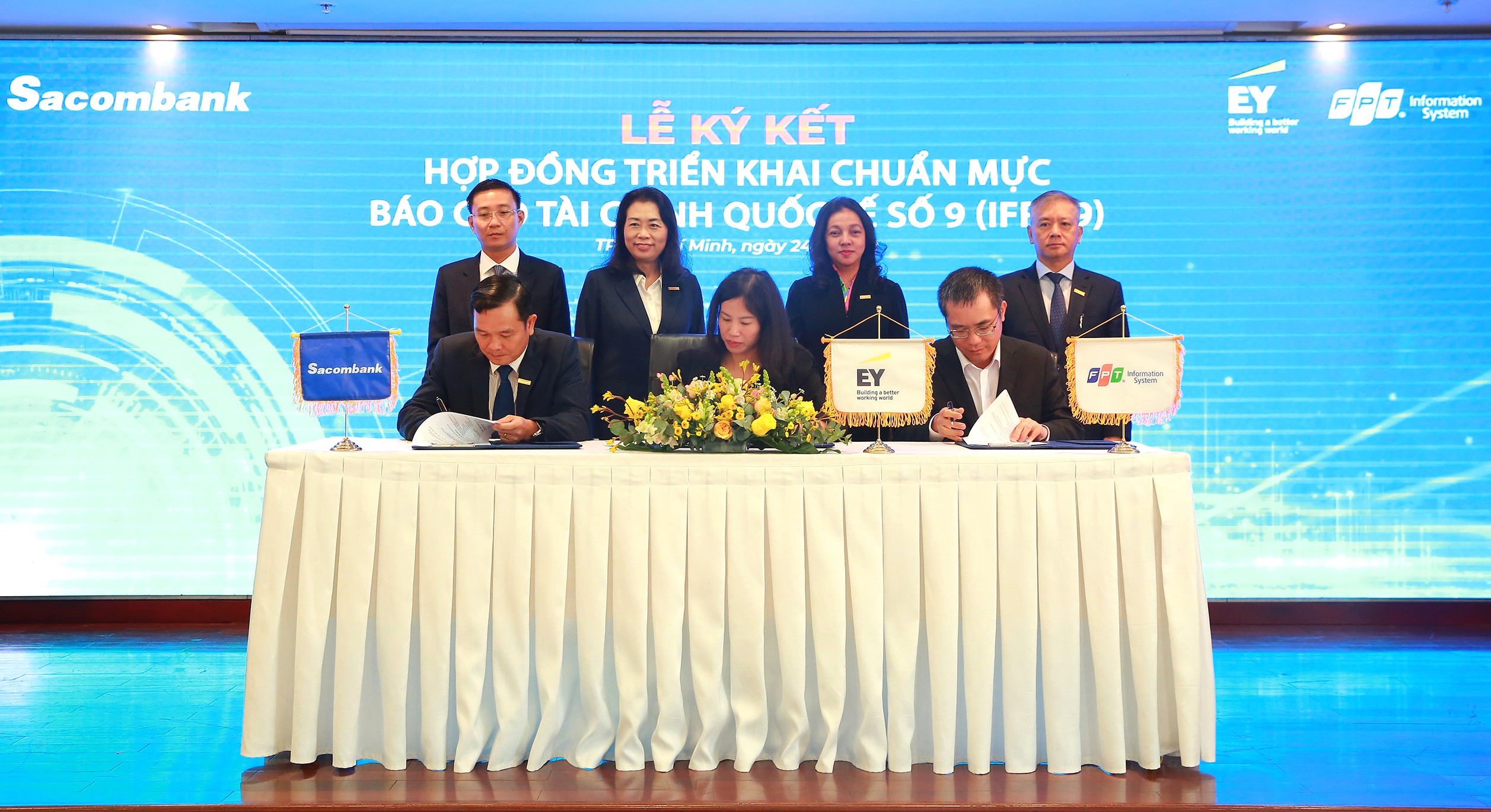 Đại diện Sacombank cùng EY và FPT IS ký kết hợp đồng triển khai chuẩn mực báo cáo tài chính quốc tế số 9 (IFRS 9).