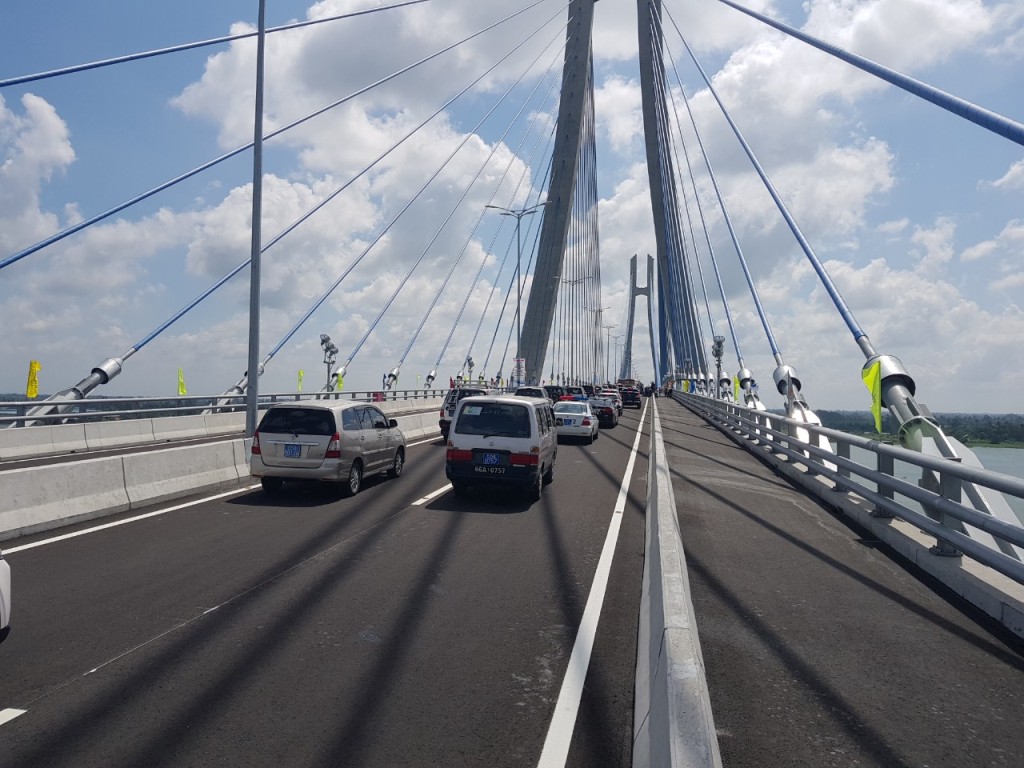 Giao thông thủy ĐBSCL với tổng chiều dài trên 3.186 km, lẽ ra phải đóng vai trò trọng yếu nhưng từ lâu lại bị “bỏ quên” do thiếu đầu tư bài bản. Ảnh: Cầu Vàm Cống nối Cần Thơ  - Đồng Tháp.