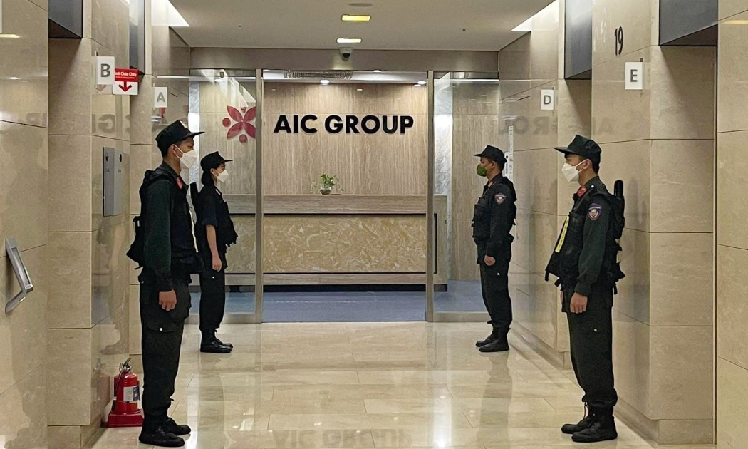 Lực lượng CSCĐ làm nhiệm bảo vệ trong quá trình khám xét tại trụ sở Công ty AIC. Ảnh: TTXVN