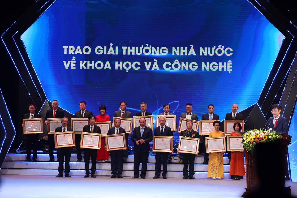 Chủ tịch nước trao giải cho các tác giả đạt giải. Ảnh: TTXVN
