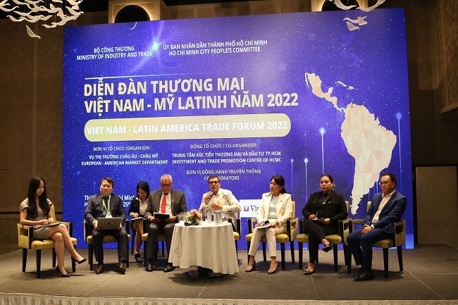 C&aacute;c doanh nghiệp đang trao đổi th&ocirc;ng tin về cơ hội hợp t&aacute;c kinh doanh tại &ldquo;Diễn đ&agrave;n thương mại Việt Nam - Mỹ Latinh năm 2022&rdquo; - Ảnh: PC.