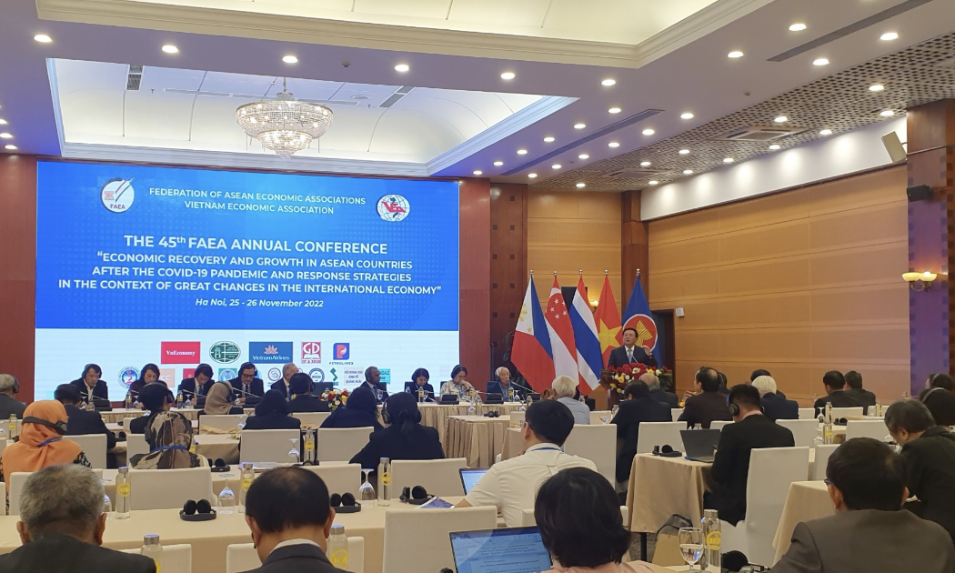Ông Nguyễn Xuân Thắng, Ủy viên Bộ Chính trị, Chủ tịch Hội đồng Lý luận Trung ương, Giám đốc Học Viện Chính trị Quốc gia Hồ Chí Minh tại phiên khai mạc hội nghị “Phục hồi và tăng trưởng kinh tế ở các nước ASEAN sau đại dịch Covid-19 và chiến lược ứng phó trong bối cảnh nền kinh tế có những biến động lớn” tại Hà Nội sáng 25/11 - Ảnh: Kiều Oanh