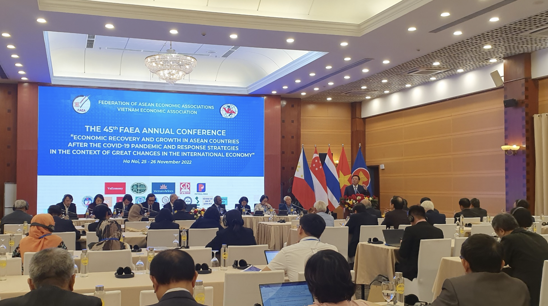 Ông Nguyễn Xuân Thắng, Ủy viên Bộ Chính trị, Chủ tịch Hội đồng Lý luận Trung ương, Giám đốc Học Viện Chính trị Quốc gia Hồ Chí Minh tại phiên khai mạc hội nghị “Phục hồi và tăng trưởng kinh tế ở các nước ASEAN sau đại dịch Covid-19 và chiến lược ứng phó trong bối cảnh nền kinh tế có những biến động lớn” tại Hà Nội sáng 25/11 - Ảnh: Kiều Oanh